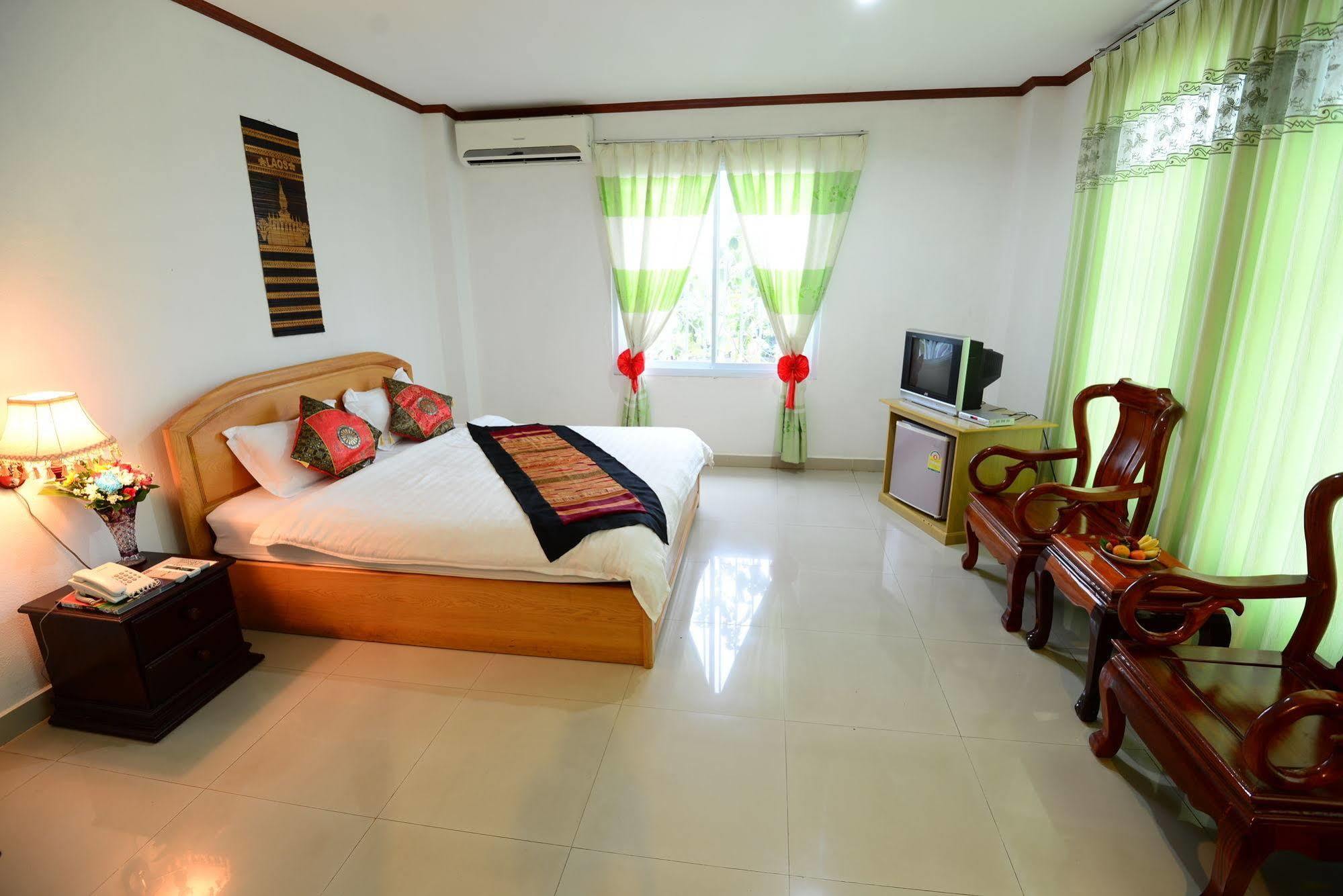 Douangpraseuth Hotel Виентиане Екстериор снимка